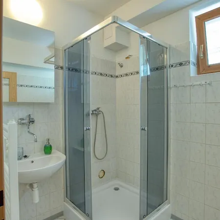 Vlasta בית הארחה 4*